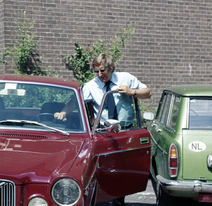 846121 Afbeelding van een medewerker (chauffeur?) van de provincie Utrecht bij een personenauto.N.B. De foto (dia) ...